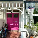 Beautiful 4 Bedroom Family Home In Barnes