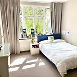 Beautiful 4 Bedroom Family Home In Barnes
