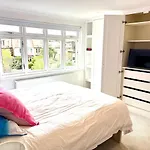Beautiful 4 Bedroom Family Home In Barnes