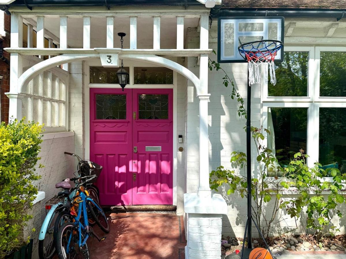 Beautiful 4 Bedroom Family In Barnes Holiday home