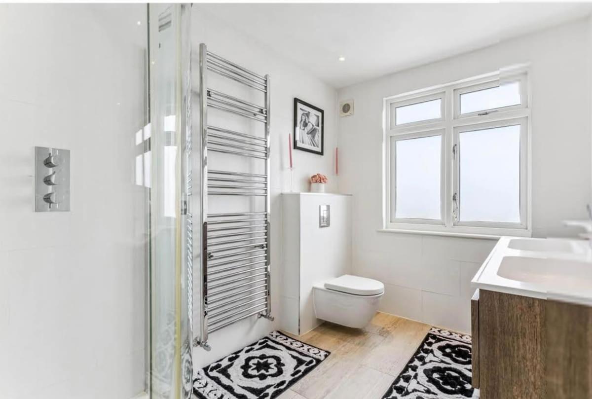 Beautiful 4 Bedroom Family In Barnes Holiday home London