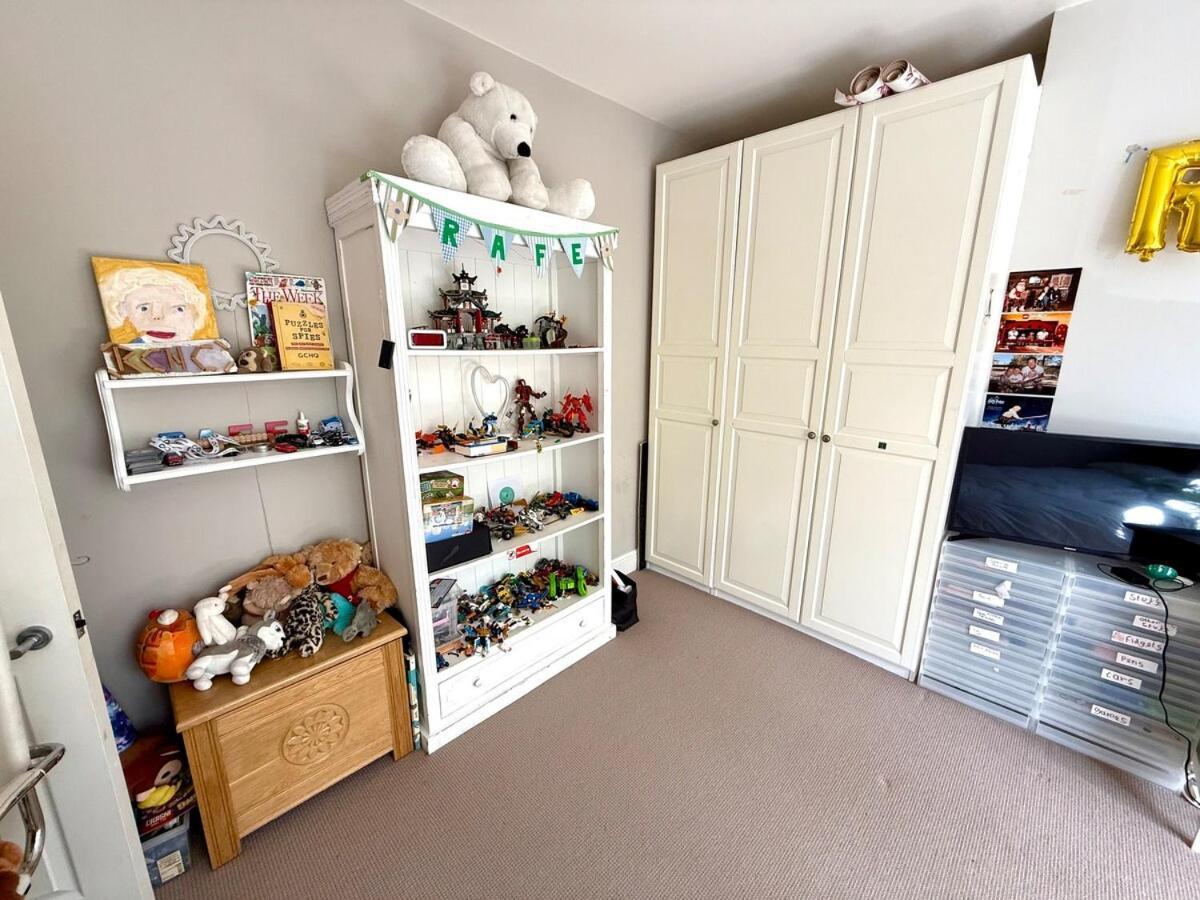 Beautiful 4 Bedroom Family In Barnes Holiday home London