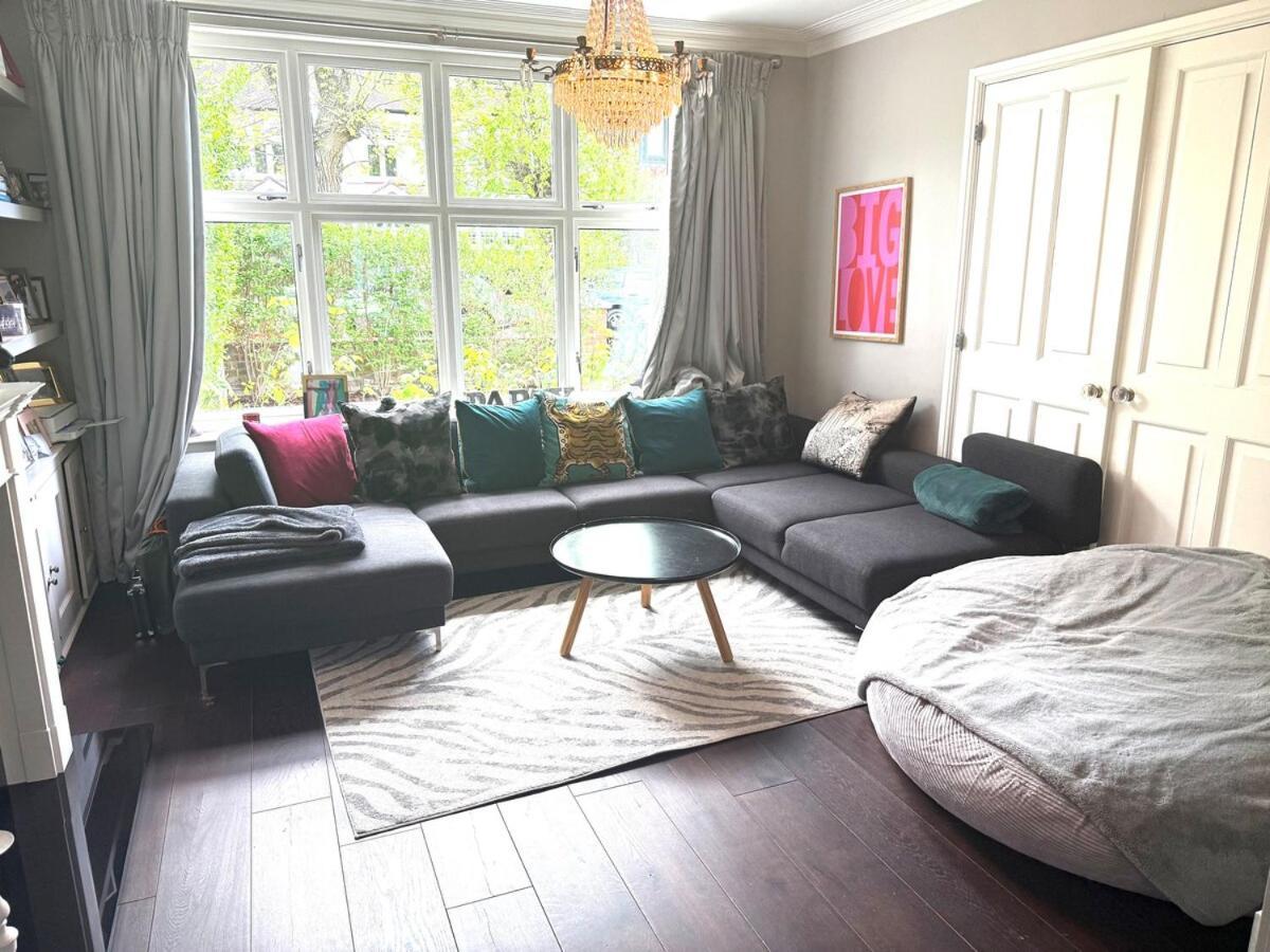 Beautiful 4 Bedroom Family In Barnes Holiday home