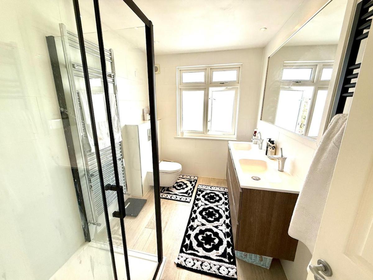 Beautiful 4 Bedroom Family In Barnes *