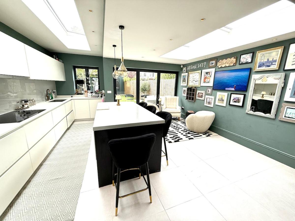 Beautiful 4 Bedroom Family In Barnes Holiday home