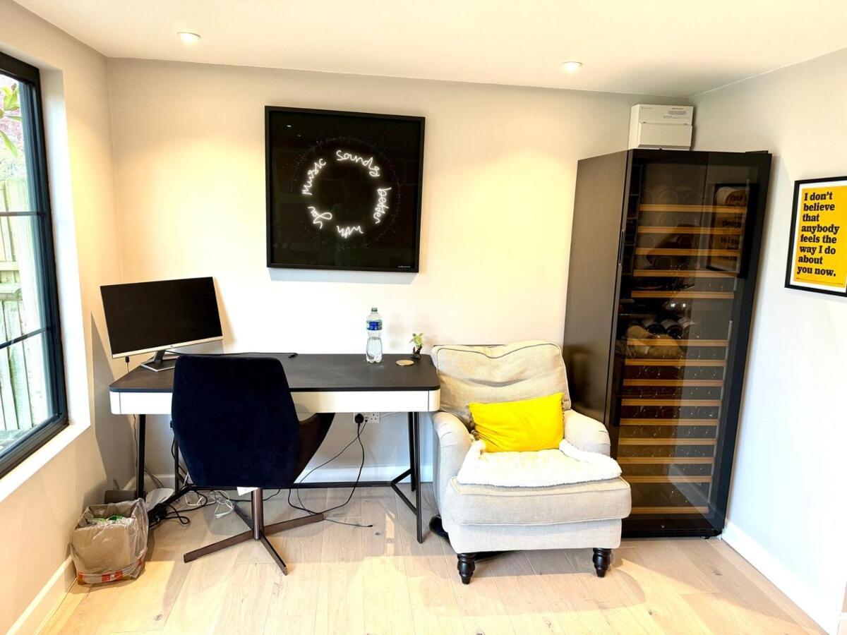 Beautiful 4 Bedroom Family In Barnes Holiday home London