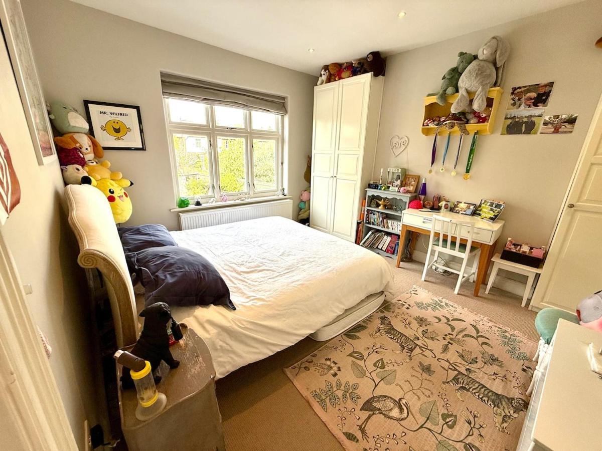 Beautiful 4 Bedroom Family In Barnes Holiday home *