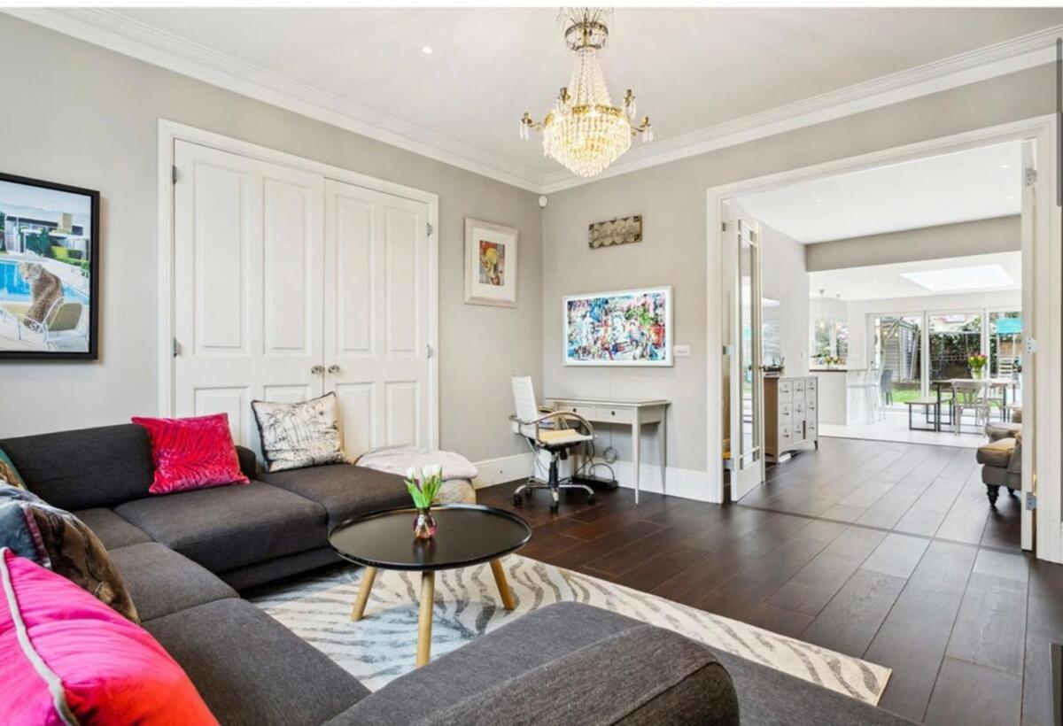 Beautiful 4 Bedroom Family In Barnes Holiday home London